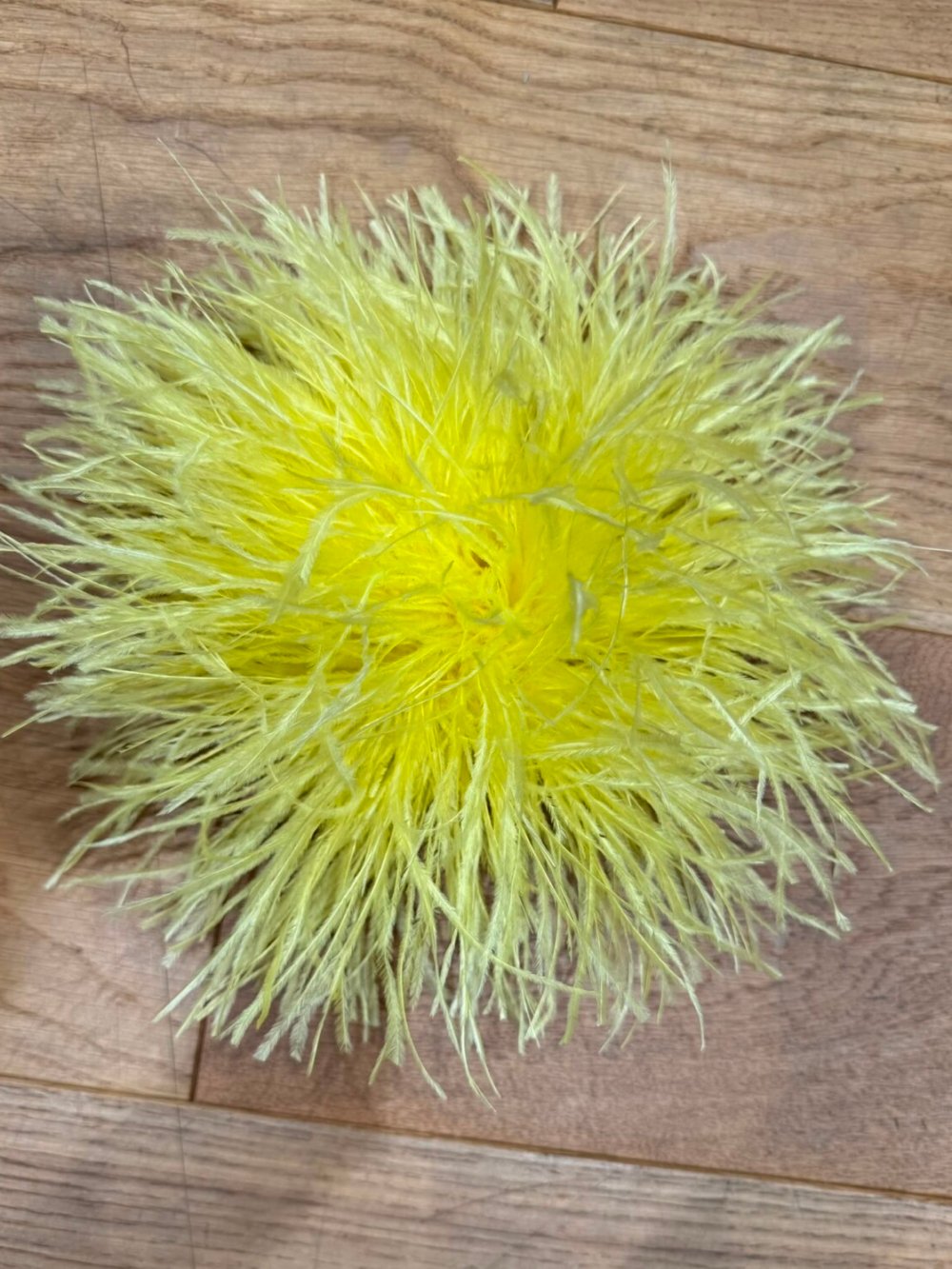 BROCHE PLUMES AUT JAUNE 1
