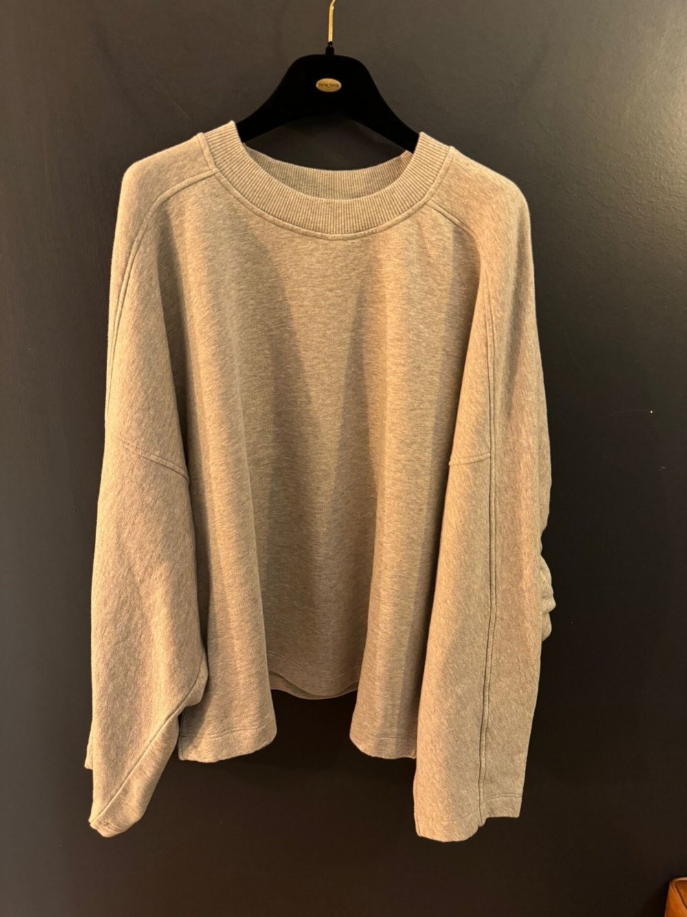 SWEAT CLOSED GATHERED